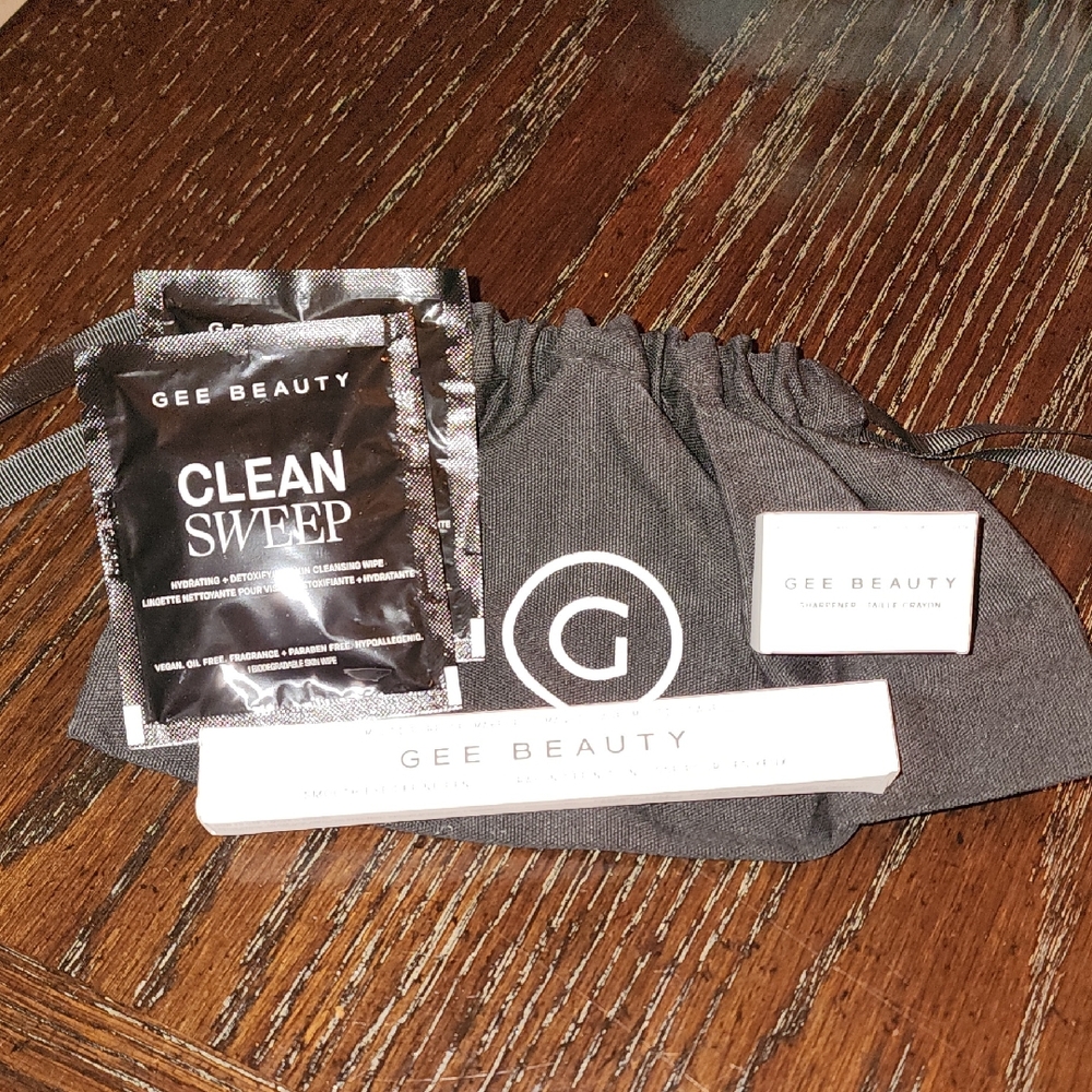 NWOT Gee Beauty Cosmetic Set with Black Pouch